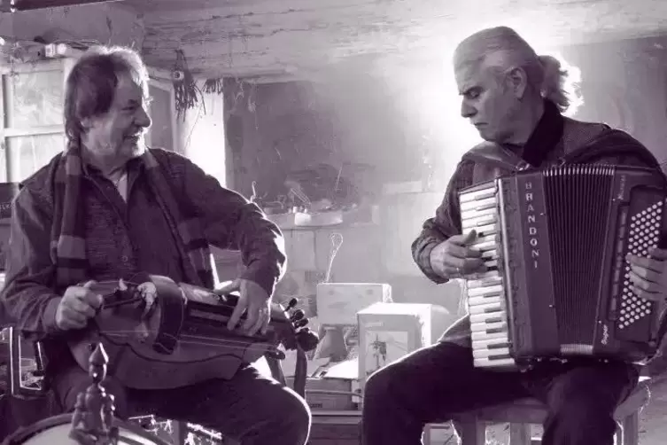 Das Duo InTon (Ernst Kaeshammer, links, und Nicola Polizzano) beim Musikvideodreh in der Alten Mühle Lambsheim.