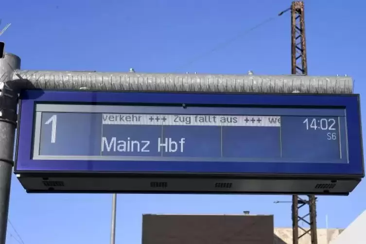 Die Anzeigetafel an Gleis 1 signalisierte: Hier geht zurzeit nichts mehr.
