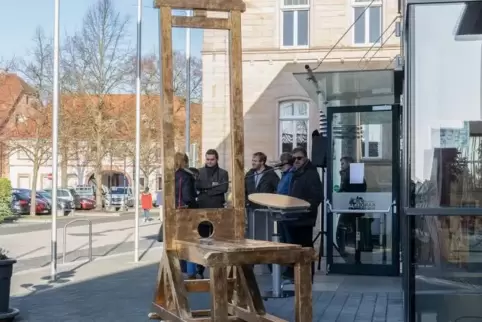 Ein Kunstwerk, das provozieren soll: die „Goldene Guillotine“ von Benjamin Burkhard. 
