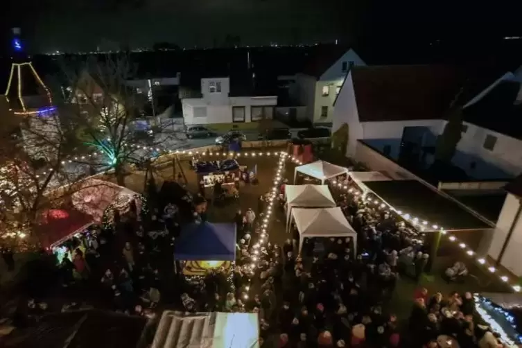 Der Lambsheimer Weihnachtsmarkt vom Haus der Vereine aus fotografiert.