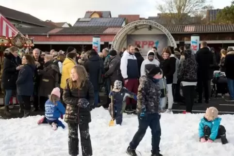 Da hatten die Kinder ihren Spaß: RPR1 ließ sogar einen Laster voller Schnee anliefern, der auf dem Schulhof abgekippt wurde.
