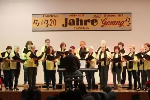 Auf der Bühne in der Mechtersheimer Schulturnhalle: die Sängerinnen der „Chorofeen“ mit Leiter Rainer Diehl.