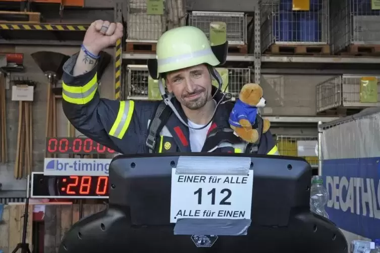 Geschlaucht, aber geschafft: Ein erschöpfter Lars Kegler freut sich über seinen Weltrekord.