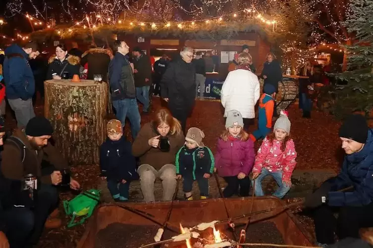 Ha&szlig;loch: Stockbrotgrillen am Lagerfeuer ist vor allem bei kleinen G&auml;sten beliebt.