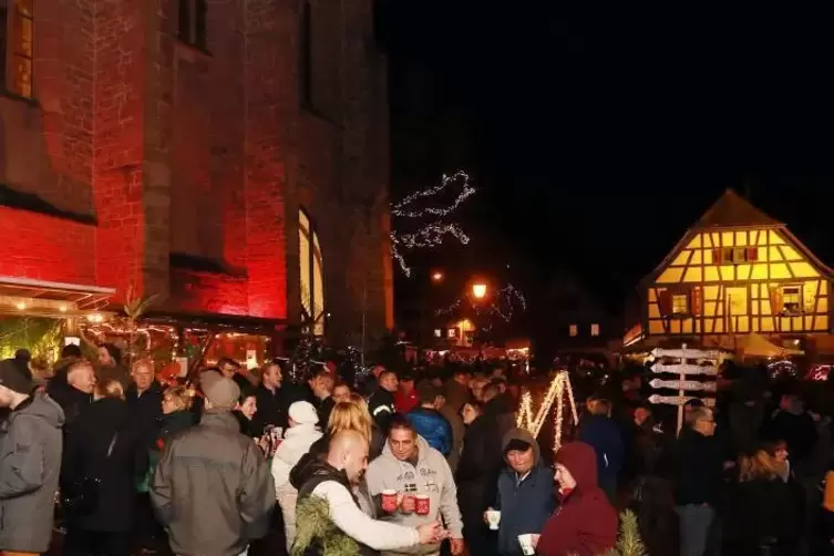 Lambrecht: Stimmungsvolles Treiben beim rund um die ehemalige Klosterkirche.