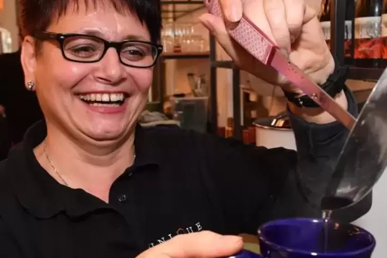 K&ouml;nigsbach: Christine Christmann schenkt Gl&uuml;hwein aus.