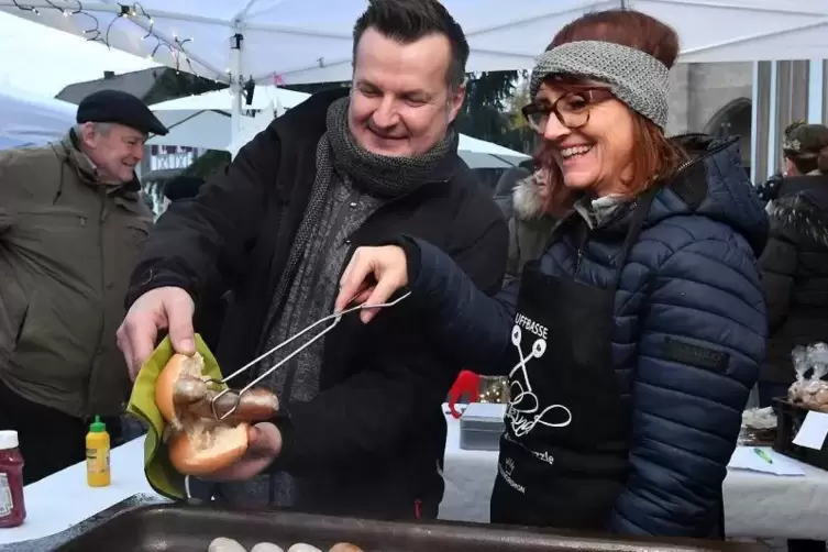 Geinsheim: Petra und J&uuml;rgen Jotter sorgen beim Christbaumfest f&uuml;r das leibliche Wohl.