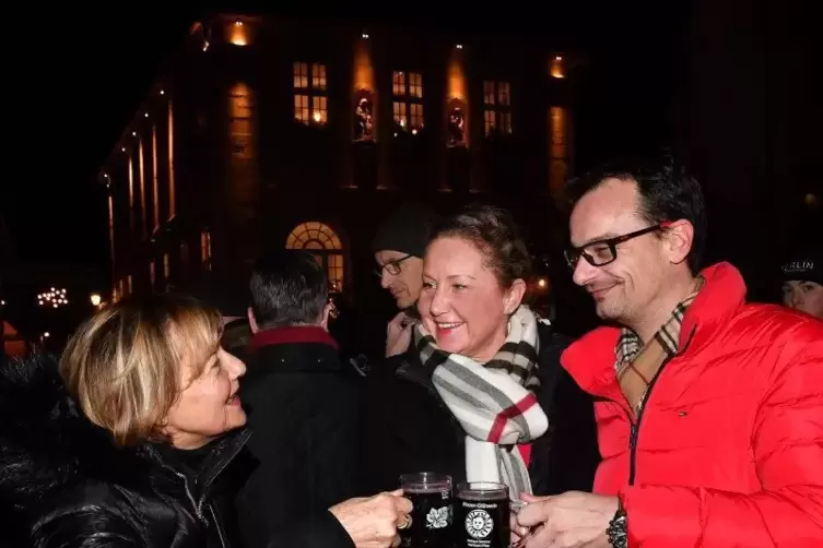 Hambach: Martina Kunzmann, Bianca Becke und Nico Kunzmann (von links) lie&szlig;en sich einen Gl&uuml;hwein schmecken.