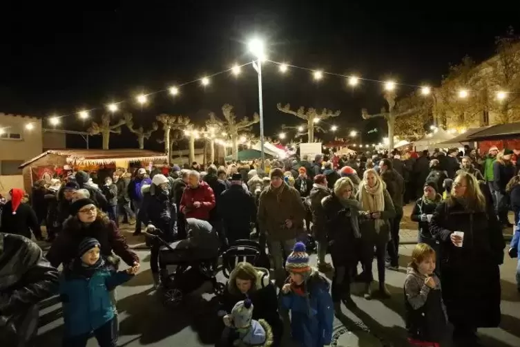 Sorgen f&uuml;r sch&ouml;ne Stimmung in Berghausen: die Lichterketten, die &uuml;ber den Platz rund um die Kirche gespannt wurden.