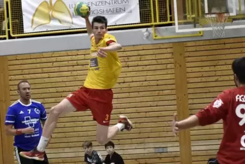 Timo Kluzik (gelbes Trikot, hier in einem früheren Spiel) gehörte zu den besten HSG-Werfern.