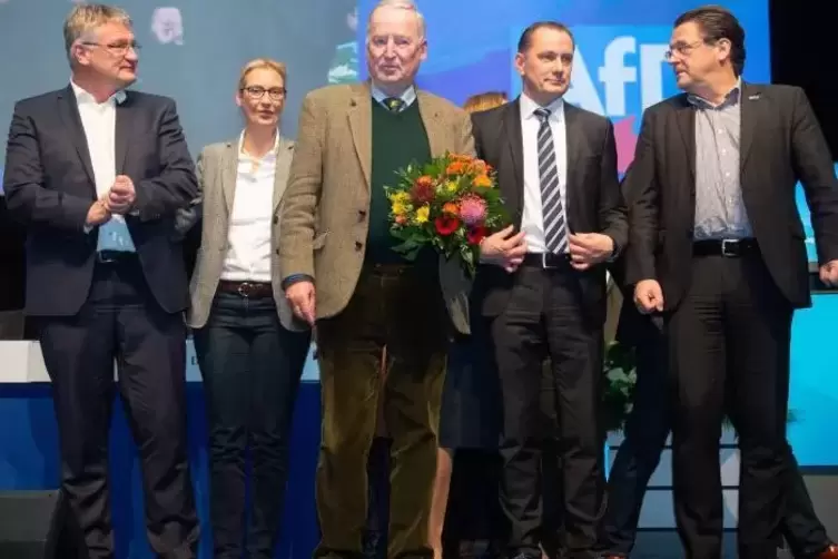 Alexander Gauland nach seiner Wahl zum Ehrenvorsitzenden in der Mitte seiner AfD-Parteifreunde (von links nach rechts): Jörg Meu