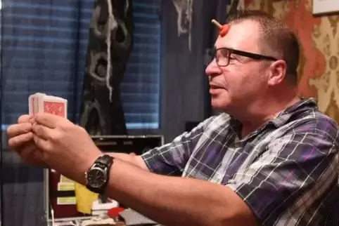 Kein Ass im Ärmel: Frank Schilling ist seit mehr als 30 Jahren Zauberkünstler und hat nach eigener Aussage rund 5000 Tricks auf 