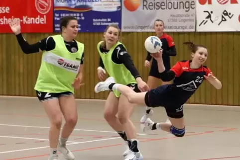 Viele und wichtige Tore: Judith Schäfer (am Ball) von der HSG Lingenfeld/Schwegenheim.