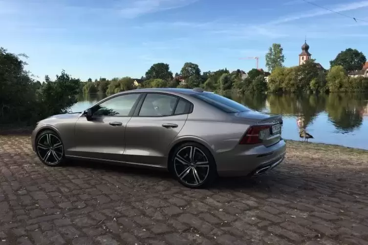 Schicke Felgen werten das Fahrzeug zus&auml;tzlich auf.