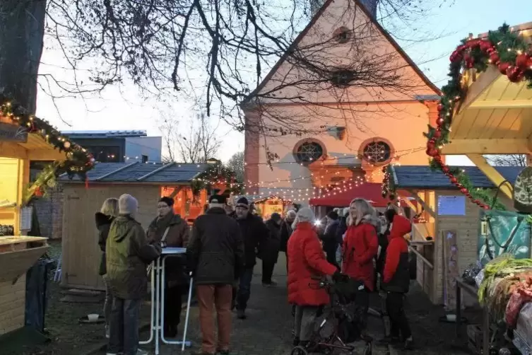 Weihnachtliche Atmosphäre an der Kirche: Ausschließlich örtliche Vereine und Gewerbetreibende sind an dem Markt beteiligt.