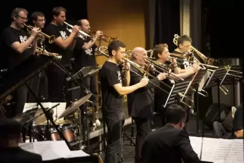 Hatte unter anderem Jazz-Balladen im Programm: Die Uni-Big Band bei ihrem Konzert im Audimax der Technischen Universität unter d