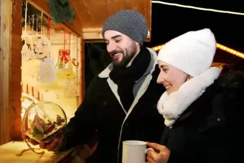 Die perfekte Kombination für den Weihnachtsmarkt, auch in Mutterstadt: Kunsthandwerk in der einen, Glühwein in der anderen Hand.