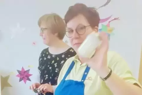 Landfrau Michaela Peter verkostet mit den Kita-Kindern leckeres Müsli.