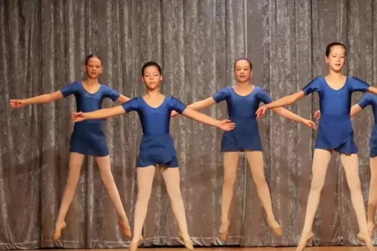 Harmonisch und synchron: junge T&auml;nzerinnen der Ballettschule Axinja H&uuml;neke aus Dudenhofen.