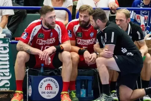 Lemgos Trainer Florian Kehrmann (kniend) und Andrej Kogut (Mitte) haben ein sehr vertrauensvolles Verhältnis. Kogut kommt nach d