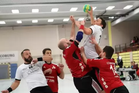 Patrick Pfeifer (rechts) und Alexander Escher attackieren hier Fabian Markert, der 14 Tore für den TSV Speyer warf.
