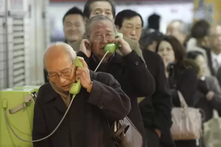 Diese Passanten in Tokio sind (vermutlich) unschuldig. Ein Rentner in Japan hat allerdings regelmäßig telefonisch die Mitarbeite