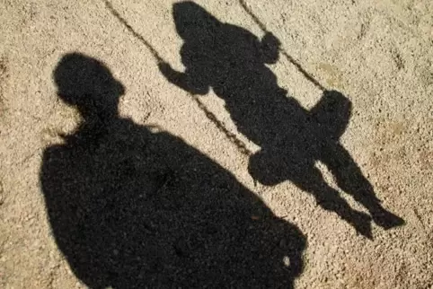 Auf einem Spielplatz soll sich ein Neustadter einst an einem Jungen vergangen haben. Dann wurde er Vater – und später auch von s
