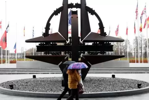 Vor dem Nato-Hauptquartier in Brüssel.