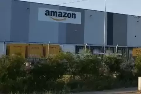 Der Gesuchte flüchtete mit einem weiteren Mann per Auto vom Amazon-Parkplatz.
