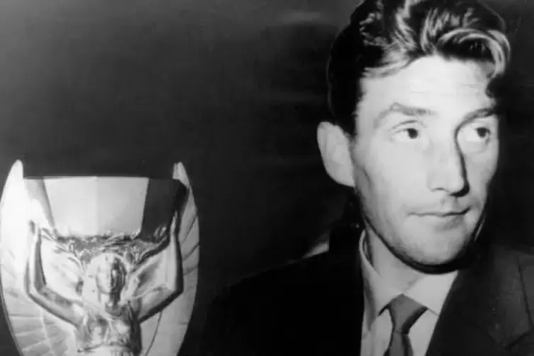 Fritz Walter mit dem Cup Jules Rimet, dem WM-Pokal.