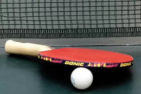 Schläger und Platte: Rasanter Tischtennissport.
