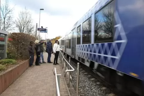 Wie so viele andere fährt auch dieser Zug mit Endstation Kaiserslautern einfach durch. Die Alsenzer können ihm nur hinterherscha