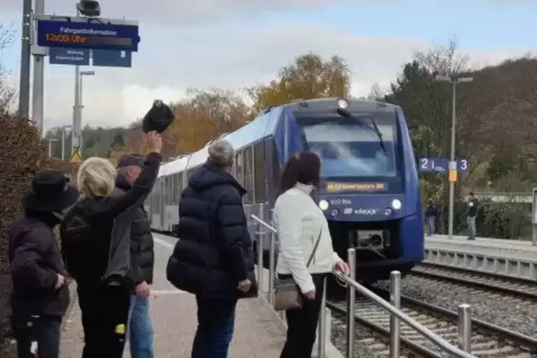 Die Alsenzer hatten gefordert, dass der RE 17 auch in Alsenz h&auml;lt, um damit vor allem Pendler aus der Gemeinde zu entlasten.