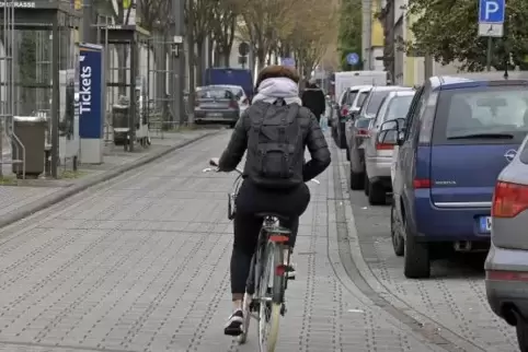 Kritisch gesehen wird der städtische Verlauf der Radroute in der Bleichstraße, die Politiker vor Ort für „zu schmal“ halten.