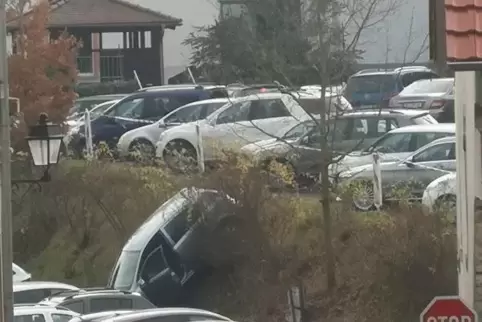 Das Auto der Unfallverursacherin musste mit einem Kran geborgen werden.