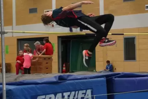 Nils Kattengell gewann im Hochsprung.