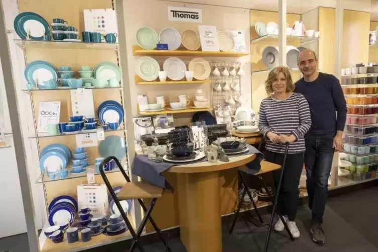 Matthias Pallmann-Heger und seine Frau Evi im Geschäft in der Marktstraße: Hier findet sich alles, was ein guter Haushalt brauch