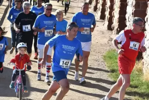 Schirmherr Markus Merk (Nummer 142) steuerte 45 Runden und mehr als 1000 Euro zum Rekordergebnis des RHEINFPALZ-Benefizlaufs bei
