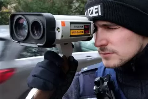 Mit der Laserpistole haben die Polizisten – hier Philipp Kaliba – die Geschwindigkeit gemessen.