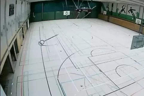 Nach dem Wasserschaden erstrahlt die Reichswaldsporthalle mit ihrem neuen Boden in neuem Glanz.