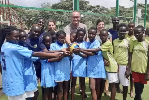Die Mädchen von Nguvu Edu Sport mit (hinten von links) den Trainern Jack und Oti, daneben Katharina Wilhelm und Andreas Petry vo
