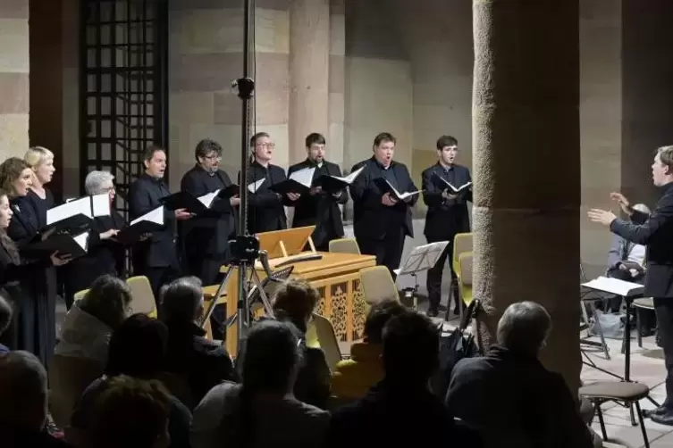 Bei den Musiktagen in der Dom-Krypta: Peter Gortner (Dritter von rechts) im Kreis der Kollegen beim Solisten-Ensemble Capella sp
