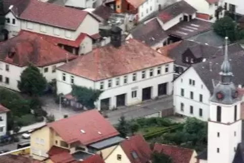 Entspricht nicht mehr den Anforderungen und kann am dortigen Standort nicht ertüchtigt werden: das Feuerwehrgerätehaus mitten in