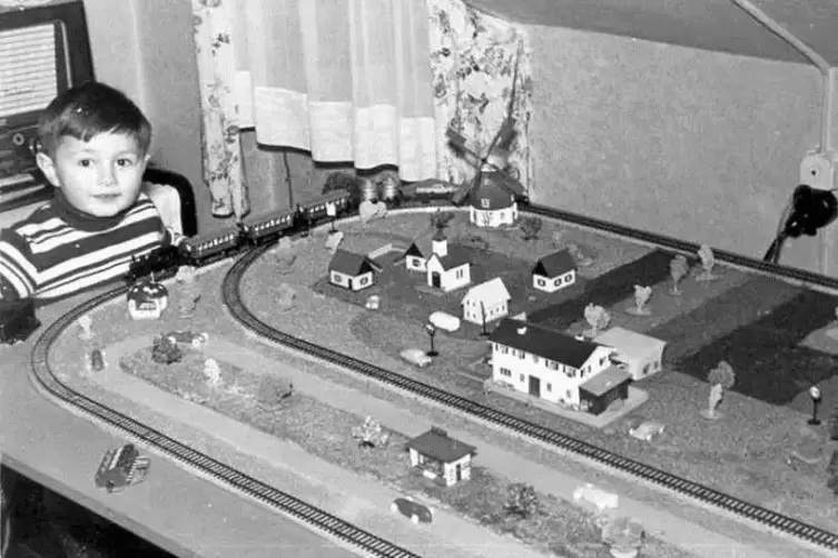 Hubert Fingerle an Weihnachten im Jahr 1961, die neue Modelleisenbahn war im Wohnzimmer aufgebaut, im Januar wurde sie weggeräum