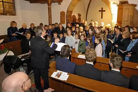 Die Chorgemeinschaft mit dem Kinderchor Oberotterbach unter der Leitung von Peter Kusenbach.