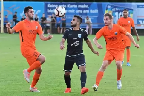 Winterpause: Jawad Zein (links) und Tobias Blasczyk vom FC Speyer 09 im Pokal gegen Mechtersheim. 
