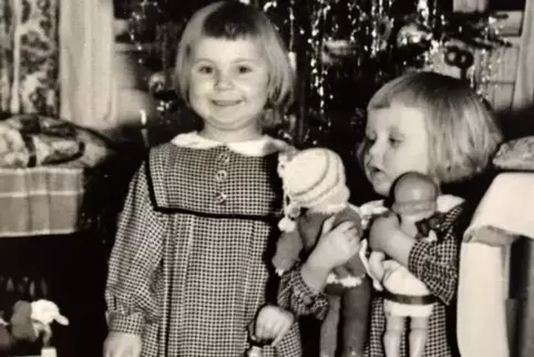 Weihnachten 1950: Jutta Fischer und ihre kleine Schwester freuen sich über ihre Puppen, die sie geschenkt bekommen haben.