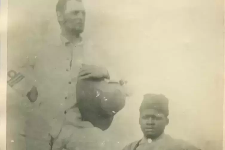 Als Eroberer inszeniert sich Theodor Bumiller auf seinen Expeditionen in Ostafrika – hier mit dem Begleiter Silimu bin Abakari.
