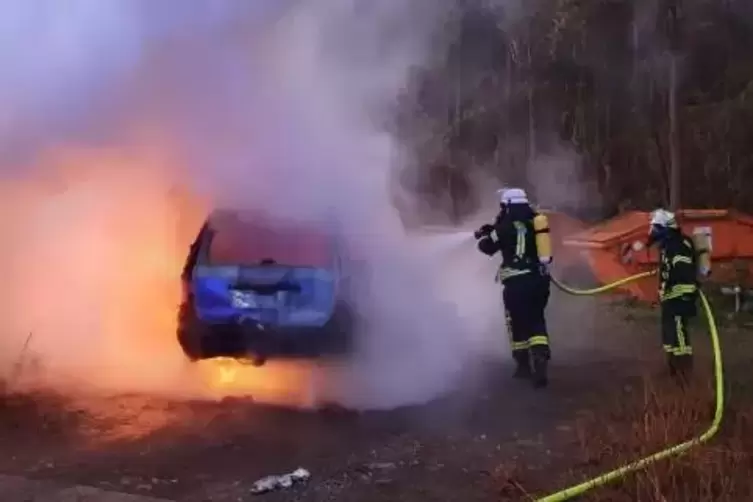 Lambrechter Wehrleute löschen das brennende Auto.