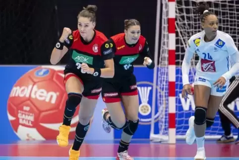 Bissig gegen Frankreich: Emily Bölk (links).